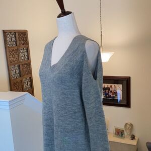 PEYTON JENSON Lo Cold Shoulder Sweater Grey Sz M #10166519 NWT